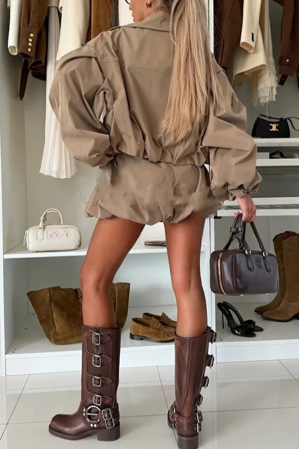 Komplett mit lässiger Bomberjacke und Schlaghose mit Gummizug in der Taille