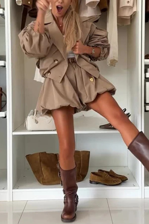 Komplett mit lässiger Bomberjacke und Schlaghose mit Gummizug in der Taille