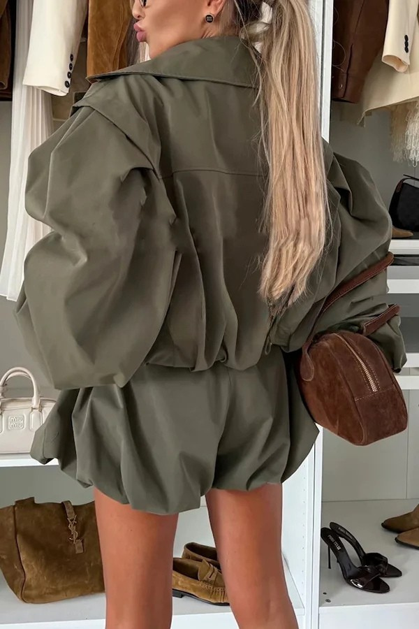 Komplett mit lässiger Bomberjacke und Schlaghose mit Gummizug in der Taille