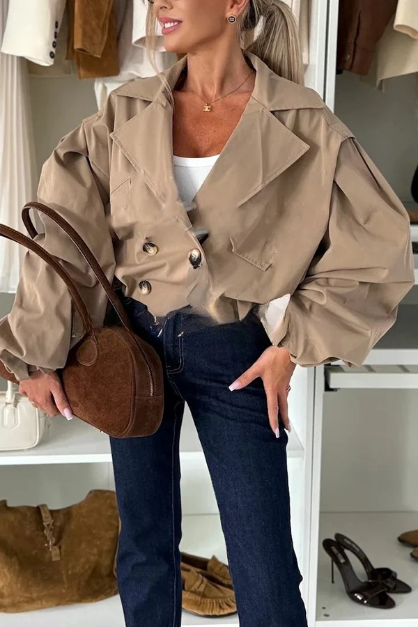 Komplett mit lässiger Bomberjacke und Schlaghose mit Gummizug in der Taille